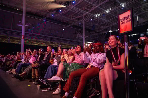 IN24_Crowd Takes Photos-600x400-224fbc7